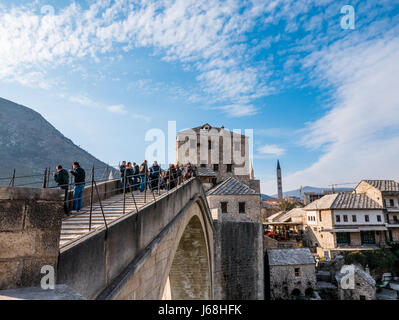 Mostar, Bosnien und Herzegowina - 1. Januar 2016 - Blick auf die alte Brücke in Mostar, Bosnien und Herzegowina an einem sonnigen Tag mit Menschen besuchen. Stockfoto