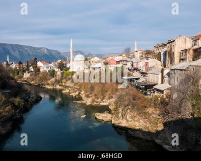 Mostar, Bosnien und Herzegowina - 1. Januar 2016 - Blick auf die Altstadt von Mostar, Bosnien und Herzegowina an einem sonnigen Tag. Stockfoto