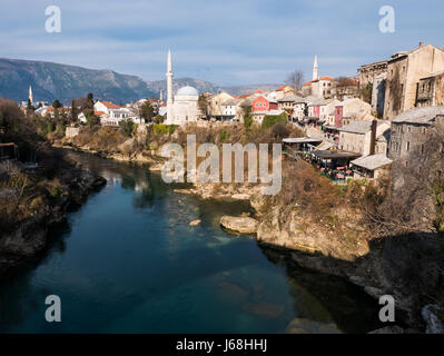 Mostar, Bosnien und Herzegowina - 1. Januar 2016 - Blick auf die Altstadt von Mostar, Bosnien und Herzegowina an einem sonnigen Tag. Stockfoto