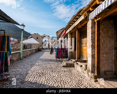 Mostar, Bosnien und Herzegowina - 1. Januar 2016 - Blick auf die Altstadt von Mostar, Bosnien und Herzegowina an einem sonnigen Tag. Stockfoto