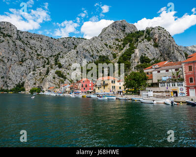 Omis, Kroatien - 18. Juli 2016 - alte Stadt Omis in der Nähe von Split, Kroatien, an einem schönen sonnigen Tag. Stockfoto