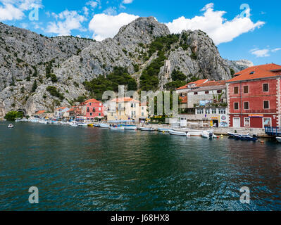 Omis, Kroatien - 18. Juli 2016 - alte Stadt Omis in der Nähe von Split, Kroatien, an einem schönen sonnigen Tag. Stockfoto