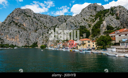 Omis, Kroatien - 18. Juli 2016 - alte Stadt Omis in der Nähe von Split, Kroatien, an einem schönen sonnigen Tag. Stockfoto