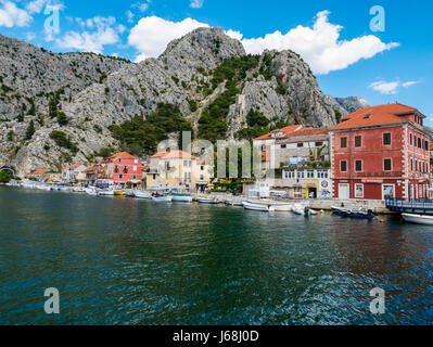 Omis, Kroatien - 18. Juli 2016 - alte Stadt Omis in der Nähe von Split, Kroatien, an einem schönen sonnigen Tag. Stockfoto