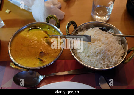 Huhn Tika Masala mit Reis in One Step Up Restaurant in Kolkata, Westbengalen, Indien Stockfoto