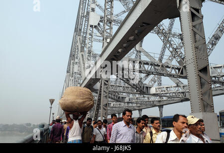 Morgendlichen Berufsverkehr, Menschen der Howrah Brücke, Kolkata, Indien Stockfoto