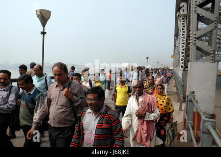 Morgendlichen Berufsverkehr, Menschen der Howrah Brücke, Kolkata, Indien Stockfoto