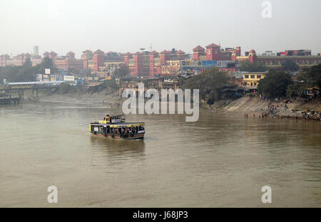 Fähre überquert die Hooghly River in der Nähe der Howrah Brücke in Kalkutta auf 10. Februar 2016. Um die Fähre zu verwenden ist einfach, Stockfoto