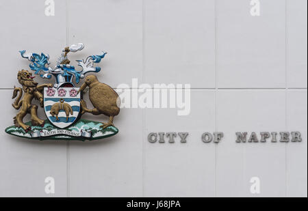 Napier, Neuseeland - 9. März 2017: Nahaufnahme von bunten Wappen und Namen der Stadt an der weißen Wand des Rathauses. Stockfoto