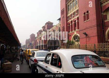 Taxis auerhalb Howrah Bahnhof im morgendlichen Berufsverkehr, Howrah, Kalkutta, Indien am 10. Februar 2016. Stockfoto