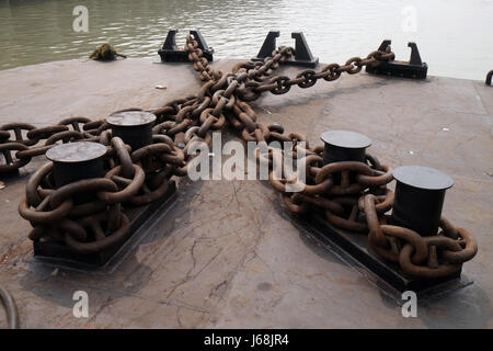 Riesige Ketten verwendet, um Fähren in Kolkata, Indien am 10. Februar 2016 festmachen. Stockfoto