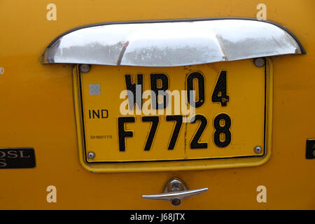 West-Bengalen-Kfz-Kennzeichen auf ein Botschafter-Auto, das als Taxsi auf den Straßen von Kalkutta, Indien am 10. Februar 2 verwendet werden Stockfoto