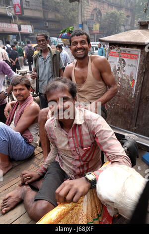 Indische Rikschafahrer posiert auf Dreirad-Rikscha in Kolkata, Indien am 10. Februar 2016 sitzen. Stockfoto