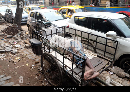 Obdachlose Menschen schlafen auf dem Fußweg von Kolkata, Indien auf 10. Februar 2016. Stockfoto