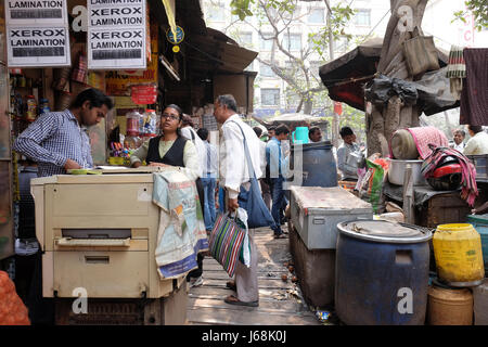 Menschen Essen in einem kleinen Straße Restaurant in Kolkata, Indien am 10. Februar 2016. Stockfoto