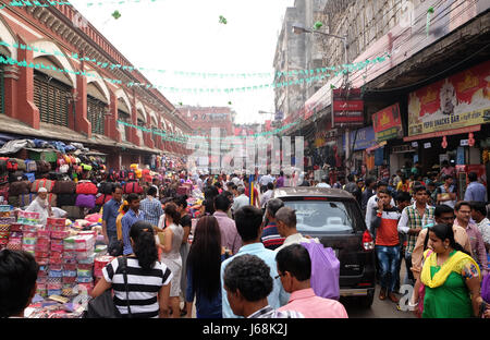 Fußgängerzone überfüllt in der Nähe von neuen Markt in Kolkata, Indien am 10. Februar 2016. Stockfoto