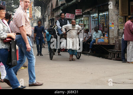 Traditionelle Hand zog indische Rikscha-Fahrer auf der Straße in Kalkutta am 10. Februar 2016 arbeiten. Stockfoto