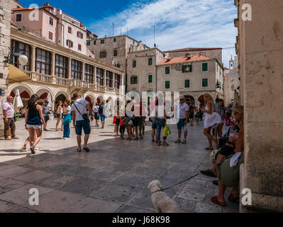 Sibenik, Kroatien - 11. August 2016 - Sibenik, Kroatien an einem sonnigen Tag mit Menschen besuchen Stockfoto