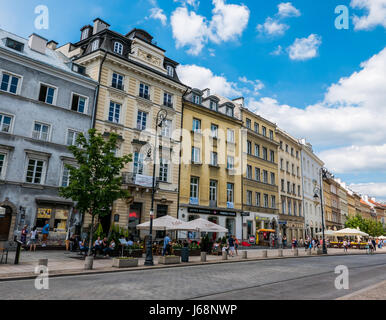 Warschau, Polen - 3. Juni 2016 - bunte Architektur im Stadtzentrum von Warschau, Polen, an einem sonnigen Tag. Stockfoto