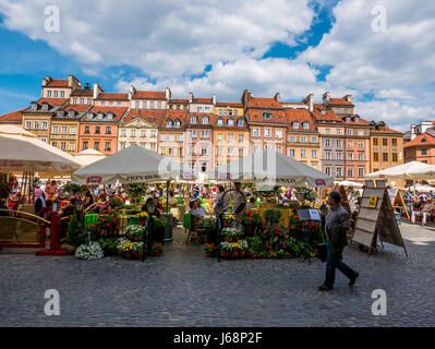 Warschau, Polen - 3. Juni 2016 - bunte Altstadt in Warschau, Polen, an einem schönen sonnigen Tag mit Menschen besuchen. Stockfoto