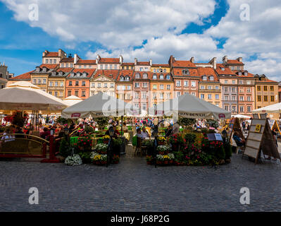 Warschau, Polen - 3. Juni 2016 - bunte Altstadt in Warschau, Polen, an einem schönen sonnigen Tag mit Menschen besuchen. Stockfoto