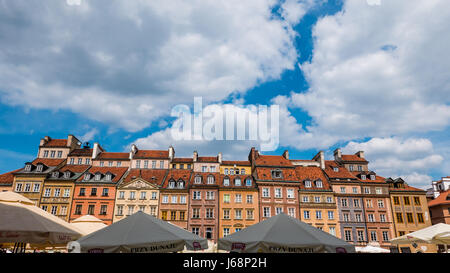 Warschau, Polen - 3. Juni 2016 - bunte Architektur in der Altstadt in Warschau, Polen, an einem sonnigen Tag. Stockfoto