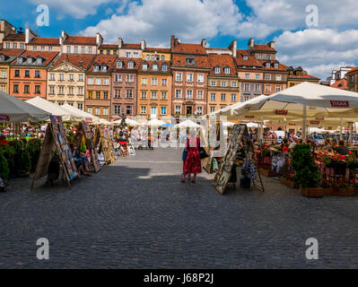 Warschau, Polen - 3. Juni 2016 - bunte Altstadt in Warschau, Polen, an einem schönen sonnigen Tag mit Menschen besuchen. Stockfoto