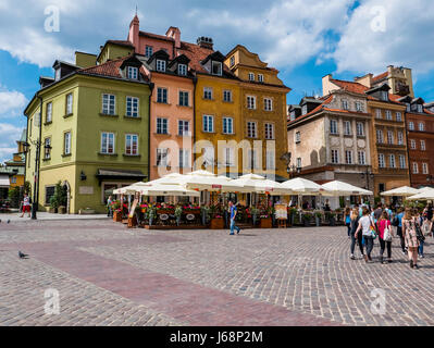 Warschau, Polen - 3. Juni 2016 - bunte Altstadt in Warschau, Polen, an einem schönen sonnigen Tag mit Menschen besuchen. Stockfoto