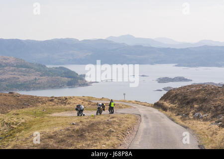 Bealach Na Ba auf der North Coast 500-zwei Motorradfahrer fotografieren Ansicht, Schottland, Großbritannien Stockfoto