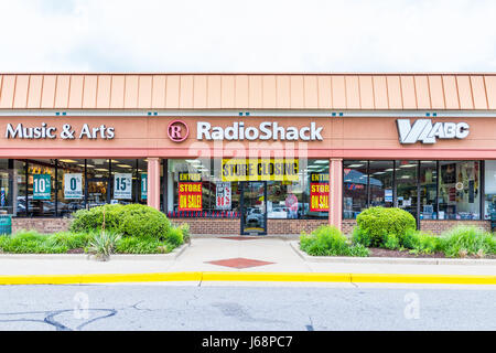 Burke, USA - 12. Mai 2017: Radio Shack Shop Eingangsfassade mit Verkaufsschild schließen Stockfoto