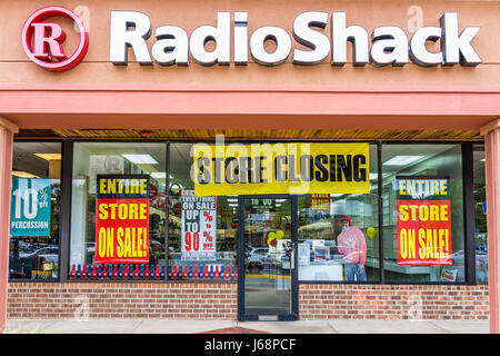 Burke, USA - 12. Mai 2017: Radio Shack Shop Eingangsfassade mit Verkaufsschild schließen Stockfoto