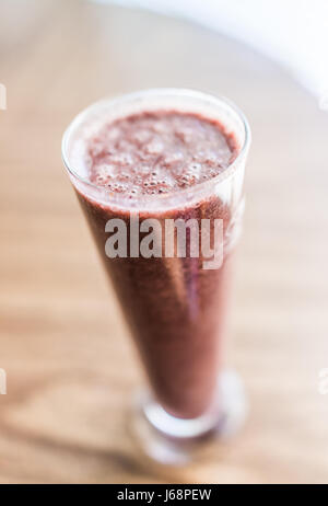 Makro Nahaufnahme von roten Frucht-Smoothie in Glas mit Luftblasen Stockfoto