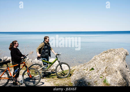 Mackinac Island Michigan, Historic State Parks Park Mackinaw, Straits of, Lake Huron, Lake Shore Road, Mann Männer männlich, Frau weiblich Frauen, Paar, Waterfront, BI Stockfoto