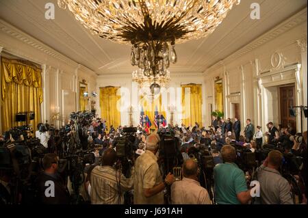 US-Präsident Donald Trump und kolumbianische Präsident Juan Manuel Santos eine gemeinsame Pressekonferenz im East Room des weißen Hauses 18. Mai 2017 in Washington, D.C. Stockfoto