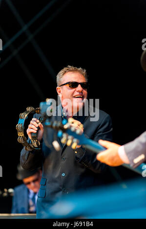 Wirral, UK. 19. Mai 2017.  Suggs führt mit seiner legendären Band Madness, Wirral Live, ein riesiger 3-Tages-Konzert in Prenton Park, Wirral.  Das Konzert wird durch Wahnsinn am Freitag, The Libertines am Samstag und kleiner Mix am Sonntag Headliner sein.  Unterstützende Künstler sind Gerichte, die Rhythmus-Methode, The Farm, The Humingbirds, The Coral, Anton Powers, Bronnie, Mic Lowry und Conor Maynard. © Paul Warburton Stockfoto