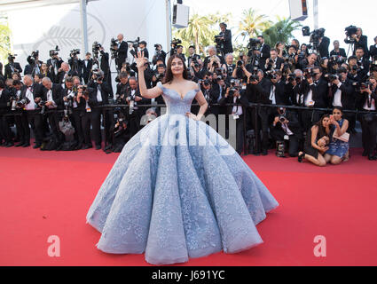 (170519)--CANNES (Frankreich), 19. Mai 2017 (Xinhua)--indische Schauspielerin posiert Aishwarya Rai Bachchan auf dem roten Teppich für die Vorführung des Films "Okja" im Wettbewerb der 70. Internationalen Filmfestspiele von Cannes in Cannes, Frankreich, am 19. Mai 2017. (Xinhua/Xu Jinquan) Stockfoto