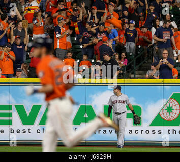 Houston, TX, USA. 19. Mai 2017. Houston Astros Fans jubeln als Cleveland Indians Recht Fielder sieht Michael Brantley (23) nach Houston Astros Recht Fielder Josh Reddick (22)-Home-Run im dritten Inning während des MLB-Spiels zwischen der Cleveland Indians und die Houston Astros im Minute Maid Park in Houston, Texas, auf. John Glaser/CSM/Alamy Live-Nachrichten Stockfoto