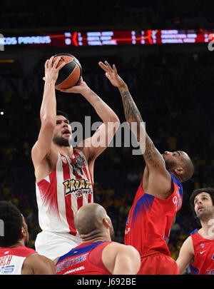 (170520)--ISTANBUL, 20 Mai, 2017(Xinhua)--Kostas Papanikolaou (L, oben) von Olympiakos Piräus während das Halbfinale zwischen ZSKA Moskau und Olympiakos Piräus der Basketball EuroLeague in Istanbul, Türkei, am 19. Mai 2017 schießt. Olympiakos Piräus avancierte zum Finale gegen ZSKA Moskau mit 82-78. (Xinhua / He Canling) Stockfoto