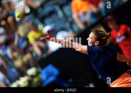 Rom, Italien. 19. Mai 2017. Rumäniens Simona Halep dient Estlands Anett Kontaveit während das Viertelfinalspiel der Frauen Einzel bei der Italian Open Tennis-Turnier in Rom, Italien, 19. Mai 2017. Halep gewann 2: 0. Bildnachweis: Jin Yu/Xinhua/Alamy Live-Nachrichten Stockfoto