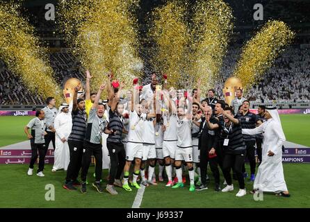 Doha, Katar. 19. Mai 2017. Mitglieder der Al-Sadd feiern ihren Sieg in der Qatar Emir Cup Finale Fußballspiel im Khalifa International Stadium von Doha, der Hauptstadt von Katar, am 19. Mai 2017. Al-Sadd behauptete den Titel durch das Besiegen von Al-Rayyan mit 2: 1. Bildnachweis: Nikku/Xinhua/Alamy Live-Nachrichten Stockfoto