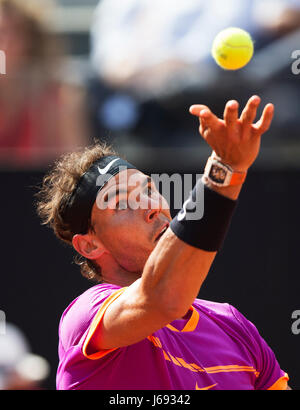 Rom, Italien. 19. Mai 2017. Rafael Nadal aus Spanien dient dazu, Dominic Thiem Österreichs beim Viertelfinalspiel der Herren Einzel bei den Italian Open Tennis-Turnier in Rom, Italien, 19. Mai 2017. Nadal verlor 0: 2. Bildnachweis: Jin Yu/Xinhua/Alamy Live-Nachrichten Stockfoto