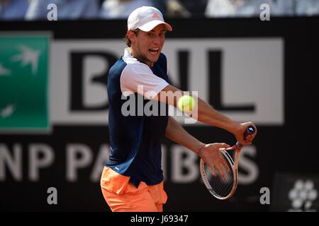 Rom, Italien. 19. Mai 2017. Dominic Thiem Österreich kehrt ein Schuss Rafael Nadal aus Spanien das Viertelfinalspiel der Herren Einzel bei den Italian Open Tennis-Turnier in Rom, Italien, 19. Mai 2017. Thiem gewann 2: 0. Bildnachweis: Jin Yu/Xinhua/Alamy Live-Nachrichten Stockfoto