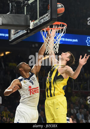 (170520)--ISTANBUL, 20 Mai, 2017(Xinhua)--Jan Vesely (R) von Fenerbahce Istanbul wetteifert mit Anthony Randolph von Real Madrid während das Halbfinale zwischen Fenerbahce Istanbul und Real Madrid der Basketball EuroLeague in Istanbul, Türkei, am 19. Mai 2017. Fenerbahce Istanbul avancierte zum Finale nach dem Sieg über Real Madrid mit 84-75. (Xinhua / He Canling) Stockfoto