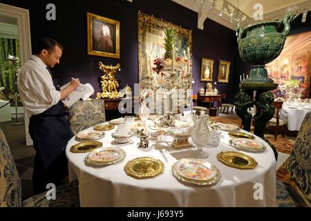 London, UK. 19. Mai 2017. Eine Sotheby's-Mitarbeiter prüft die Sammlung von Objekten aus der Belgravia Haus des Herrn Ballyedmond präsentiert in der Sothebys Auktion Hausverkauf die aristokratische Londoner Stadthaus in London, England am 19. Mai 2017 erinnert. Bildnachweis: Ray Tang/Xinhua/Alamy Live-Nachrichten Stockfoto