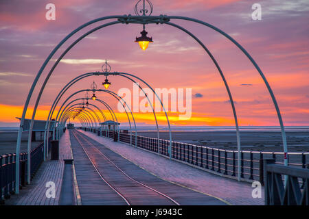 Southport, Merseyside.  Großbritannien Wetter. 19. Mai 2017. Farbenfrohen Sonnenuntergang über Southport des Eisernen Pier mit trockenen Abend Bedingungen über die Nordwestküste mit Chancen auf Bodenfrost vor Starkregen mit Gewitterschauern Duschen über Nacht trifft später Morgen das Resort und die Küste. Kredite; MediaWorldImages/AlamyLiveNews Stockfoto