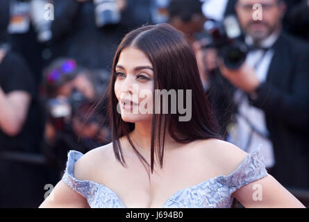 Cannes, Frankreich. 19. Mai 2017. Aishwarya Rai Bachchan bei der Okja Gala screening auf dem 70. Cannes Film Festival Freitag, 19. Mai 2017, Cannes, Frankreich. Bildnachweis: Doreen Kennedy/Alamy Live-Nachrichten Stockfoto