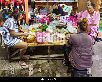 Bangkok, Bangkok, Thailand. 20. Mai 2017. Eine Familie in Pom Mahakan bereitet Gemüse ein Abendessen mit der Familie. Sie stehen Räumung, obwohl das Datum ihrer Vertreibung hat nicht noch bekannt gegeben. Die endgültige Vertreibung der verbliebenen Familien in Pom Mahakan, ein Slum-Gemeinschaft in einem 19. Jahrhundert Fort in Bangkok, haben begonnen. Vertreter der Stadt ziehen die Bewohner aus der Festung. NGOs und Denkmalpflege Organisationen protestierten die Stadt Aktion aber städtischen Beamten nicht nachgeben und vertreiben die restlichen Familien Anfang März begonnen. Bildnachweis: Jack Kurtz/ZUMA Draht/Alamy Live-Nachrichten Stockfoto