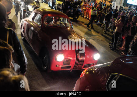 Rom, Italien. 19. Mai 2017. Die Ankunft der 440 Oldtimer in der Via Veneto in Rom für die Mille Miglia 2017 Credit: wirklich Easy Star/Alamy Live News Stockfoto