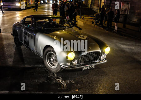 Rom, Italien. 19. Mai 2017. Die Ankunft der 440 Oldtimer in der Via Veneto in Rom für die Mille Miglia 2017 Credit: wirklich Easy Star/Alamy Live News Stockfoto