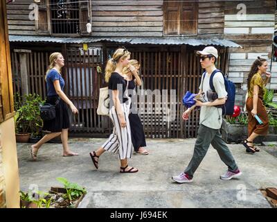 Bangkok, Bangkok, Thailand. 16. Mai 2017. Touristen gehen durch Pom Mahakan. Die endgültige Vertreibung der verbliebenen Familien in Pom Mahakan, ein Slum-Gemeinschaft in einem 19. Jahrhundert Fort in Bangkok, haben begonnen. Vertreter der Stadt ziehen die Bewohner aus der Festung. NGOs und Denkmalpflege Organisationen protestierten die Stadt Aktion aber städtischen Beamten nicht nachgeben und vertreiben die restlichen Familien Anfang März begonnen. Bildnachweis: Jack Kurtz/ZUMA Draht/Alamy Live-Nachrichten Stockfoto